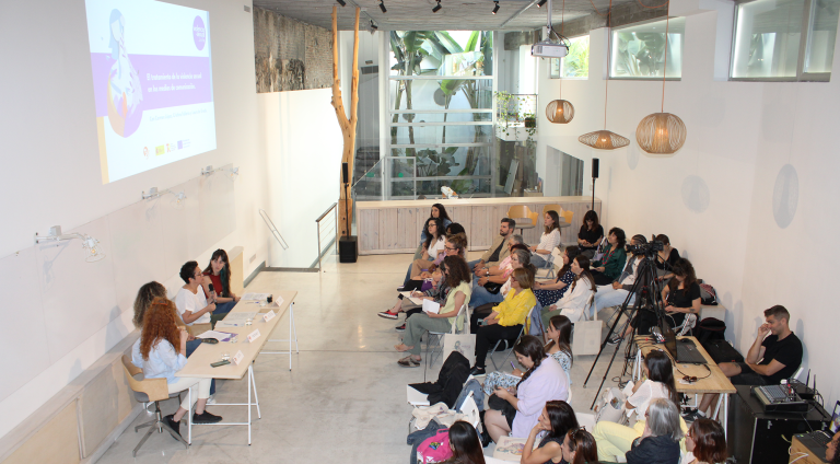 grupo de personas asistiendo al evento de presentación de la web violencia-sexual.info